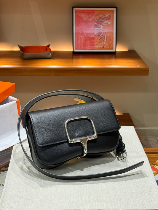 (A) Della ass bag, the head layer EPSOM original leather, high -grade electroplating hardware, size: 22*14*6