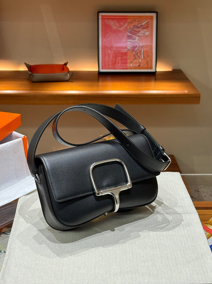 (A) Della ass bag, the head layer EPSOM original leather, high -grade electroplating hardware, size: 22*14*6