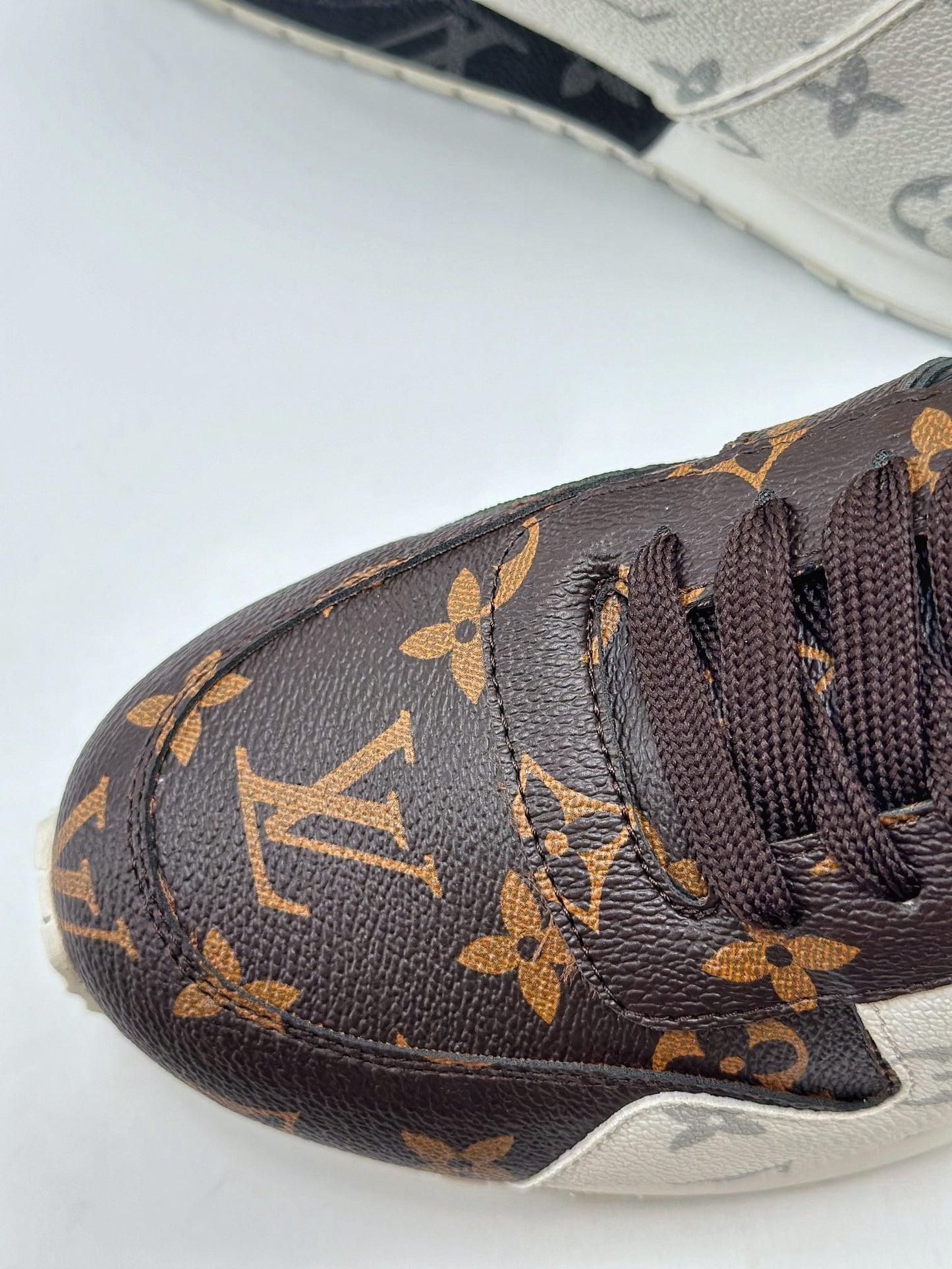 (J) Louis Vuitton Arch light sneakers