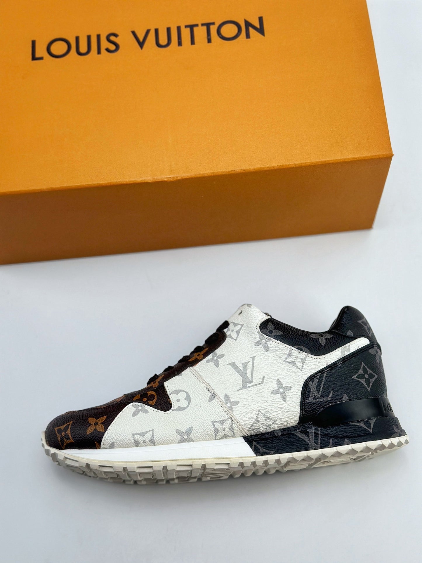 (J) Louis Vuitton Arch light sneakers