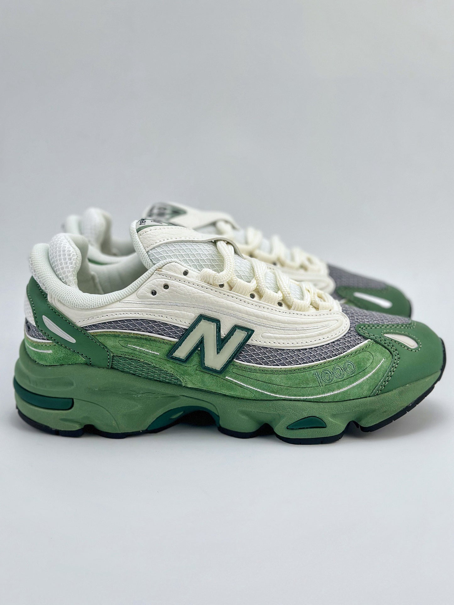 (J) SB NIKE m1000 (white and green)