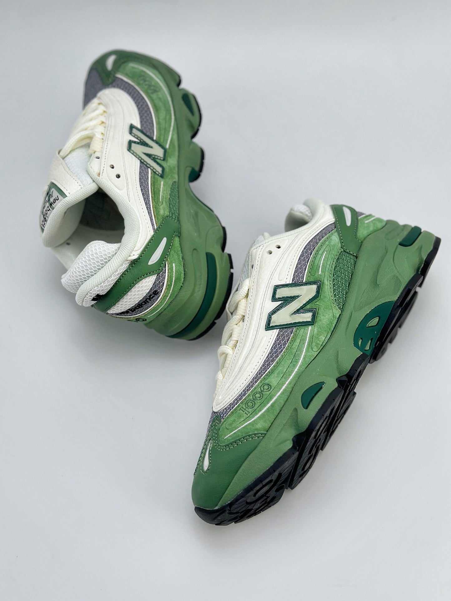 (J) SB NIKE m1000 (white and green)